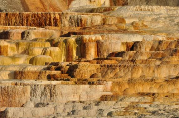 A impressionante paisagem de Mammouth Springs, no Yellowstone National Park, no Wyoming, nos Estados Unidos